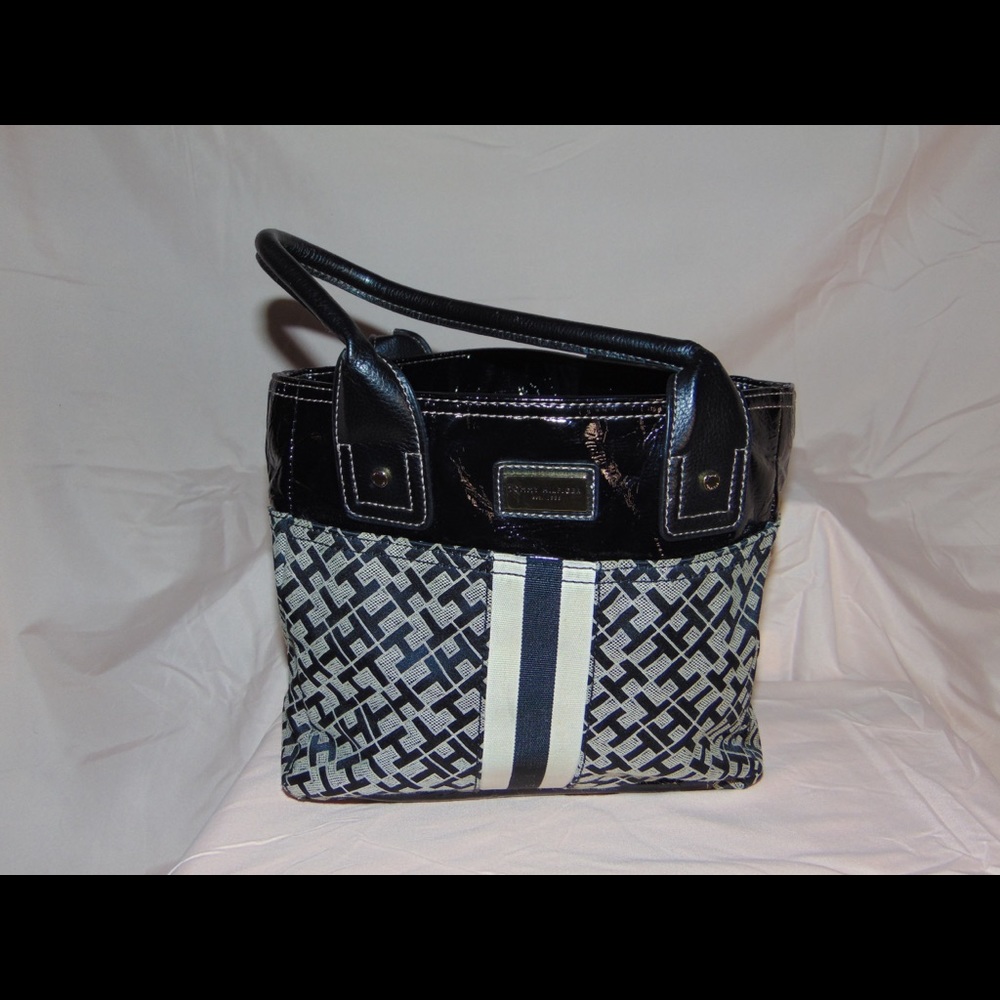 Tommy Hilfiger shoulder bag. Good condition,medium size.